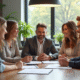 Famille souriante avec notaire dans un bureau lumineux