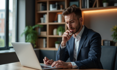Homme concentré tenant une pièce digitale dans un bureau moderne