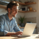 Jeune professionnel utilisant un laptop dans une cuisine lumineuse