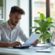 Jeune professionnel analysant ses fiches de paie au bureau