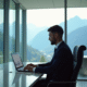 Professionnel confiant analysant graphiques financiers avec vue sur Alpes