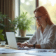 Professionnel indépendant travaillant sur un ordinateur portable dans un bureau moderne